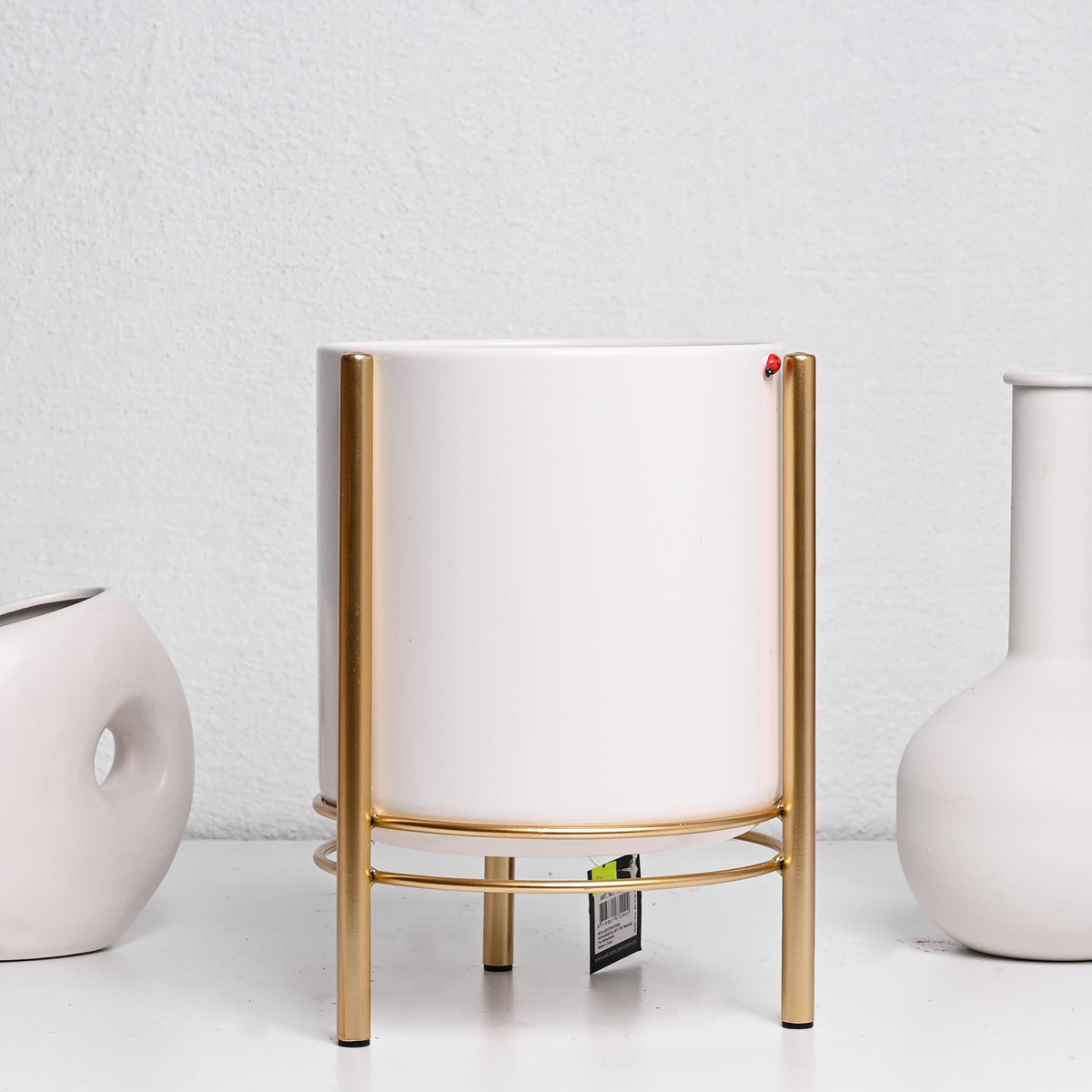 Сверна саксија на сталак бела 28х19цм