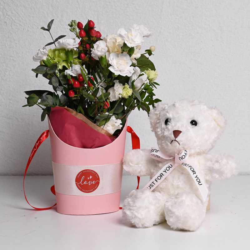 Валентајн Сет со Мало Бело Мече и Букет во Кутија