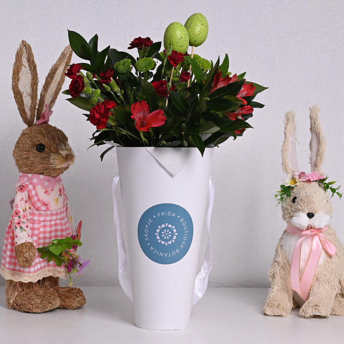 Crimson Garden - Цветен Аранжман во Кутија