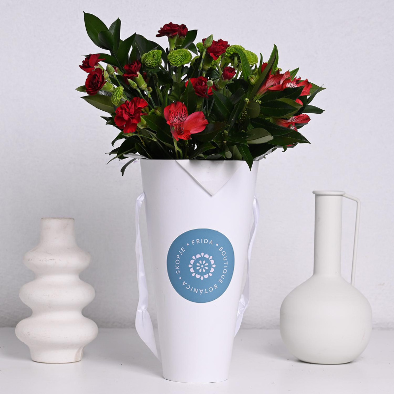 Crimson Garden - Цветен Аранжман во Кутија