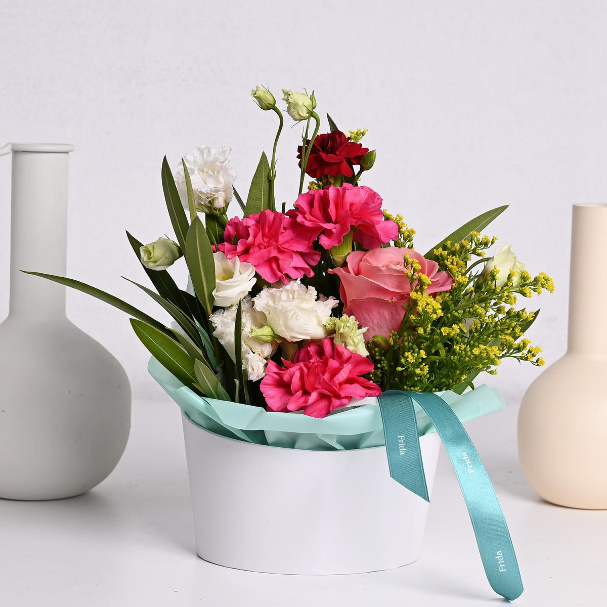 Blossom Charm - Цветен Аранжман во Кутија