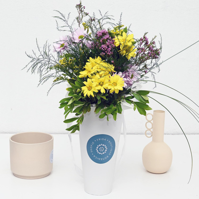 Sunlit Bloom – Цветен Аранжман во Кутија