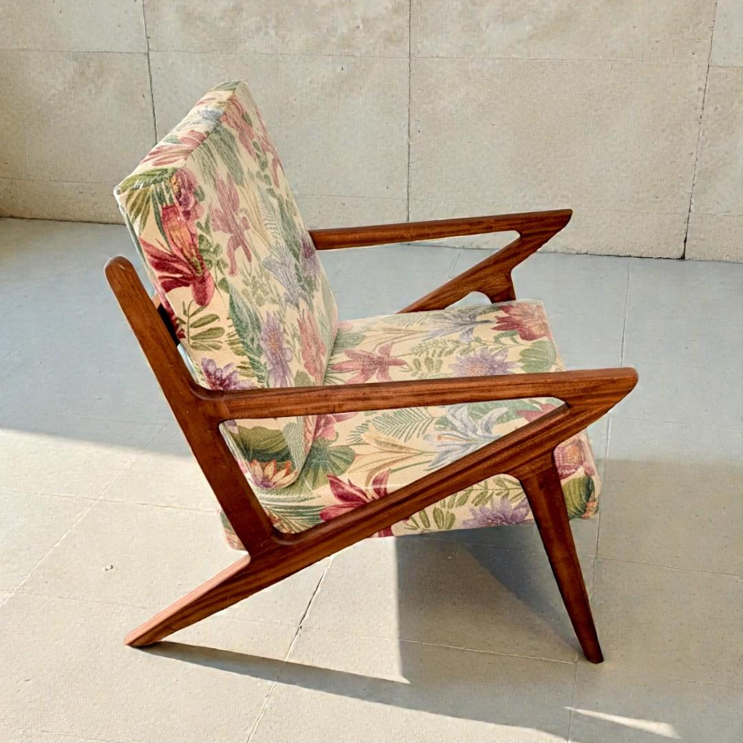 Heirloom Armchair: Рачно Изработена Ретро Фотелја од Масивно Махагони Дрво